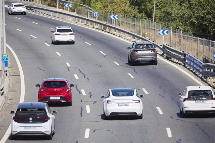 Varios coches circulan por la A3, en Madrid.