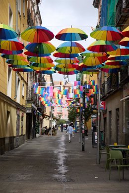 Archivo - El barrio de Chueca durante los preparativos del Madrid Orgullo (MADO) 2024, a 29 de junio de 2024, en Madrid (España). 