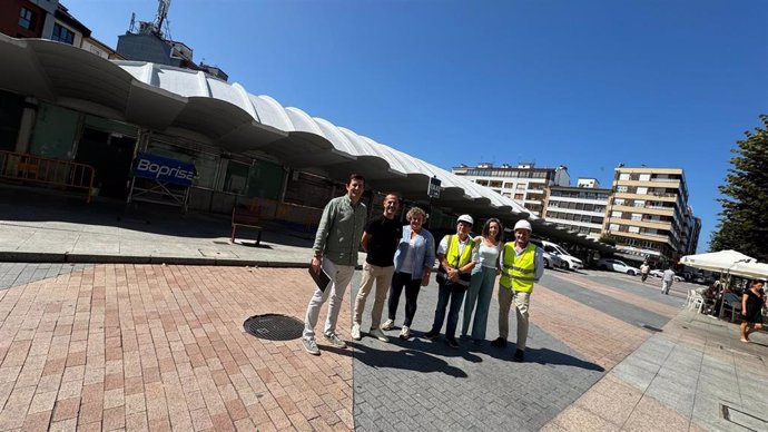 El alcalde de Siero, Ángel García, visita las obras de reparación de la plaza cubierta de Pola de Siero