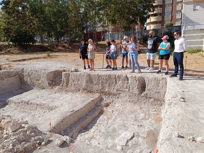 La concejala de Cultura de Jaén, María Espejo (2i), en una visita al yacimiento de Marroquíes Bajos.