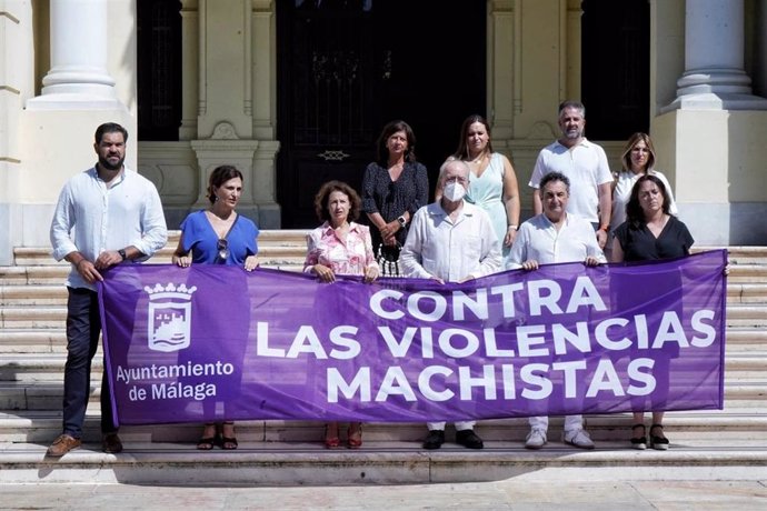 El alcalde de Málaga, Francisco de la Torre, junto a otros ediles de la Corporación Municipal, mantiene dos minutos de silencio en memoria de las dos últimas víctimas de la violencia machistas