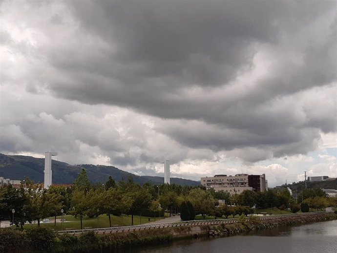 Archivo - Cielo muy nuboso en Bizkaia