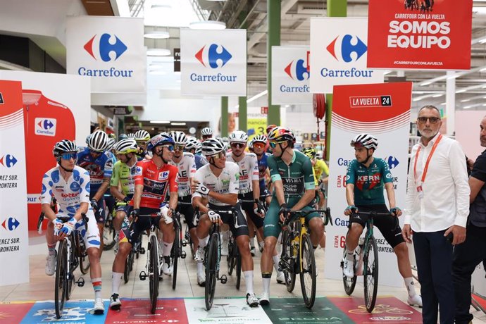 Corredores en la salida de la sexta etapa de la Vuelta Ciclista a España 2024. A 22 de agosto de 2024, en Jerez de la Frontera, Cádiz (Andalucía, España). ARCHIVO.