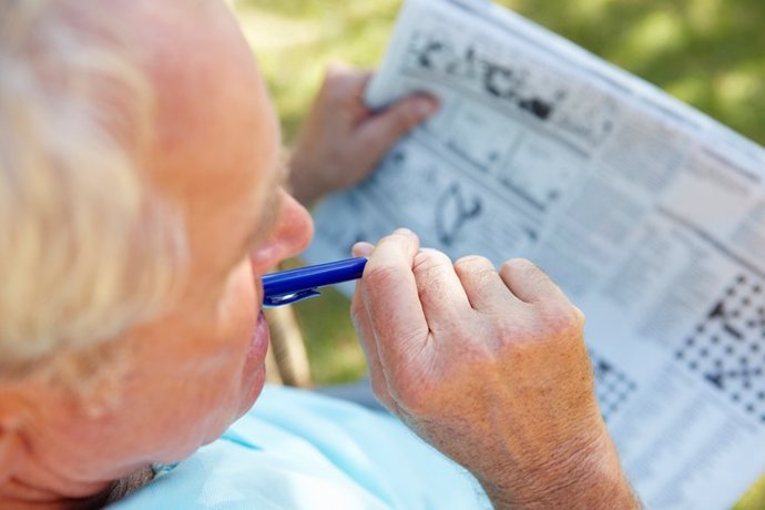 Archivo - Hombre haciendo sudoku y crucigrama.