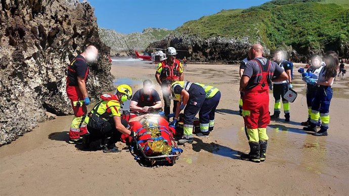 Rescate de dos hombres, familiares entre sí, del agua en la playa de Berellín, San Vicente de la Barquera: uno, de mediana edad, falleció, y el otro, de 67 años y natural de Santander, respondió a la reanimación y fue evacuado en helicóptero a Valdecilla