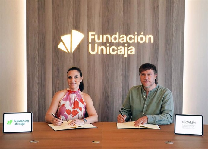 La directora de División de Actividades, Comunicación e Imagen de la Fundación Unicaja, Cristina Rico, y el CEO de Elcamm, José Manuel Leal, han firmado un convenio de colaboración para impulsar este programa de becas y ayudas.