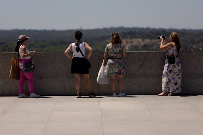 Archivo - Varios turistas en el centro de Madrid, a 4 de julio de 2024, en Madrid (España).