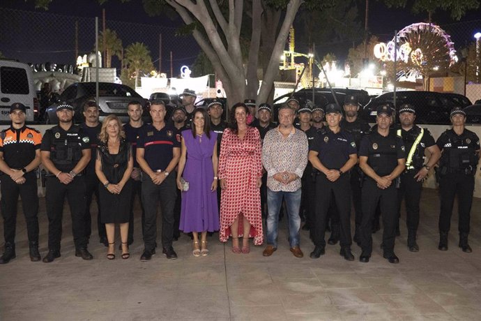 La alcaldesa de Almería, María del Mar Vázquez, en el centro de la imagen, con efectivos del dispositivo de seguridad.