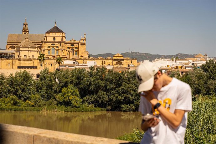 Hombre resguardándose del sol con una gorra en Córdoba, imagen de archivo. 