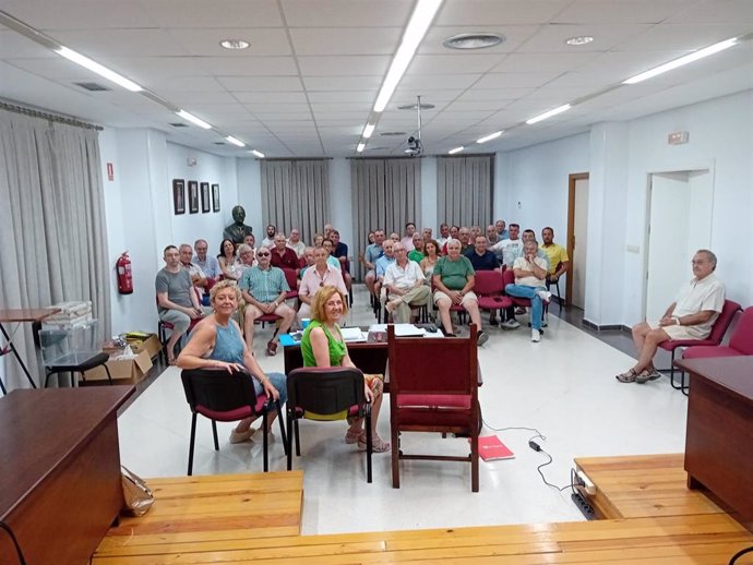 Archivo - Reunión de la Plataforma Campiña Norte contra las Megaplantas Solares con la alcaldesa y concejales de Lopera.