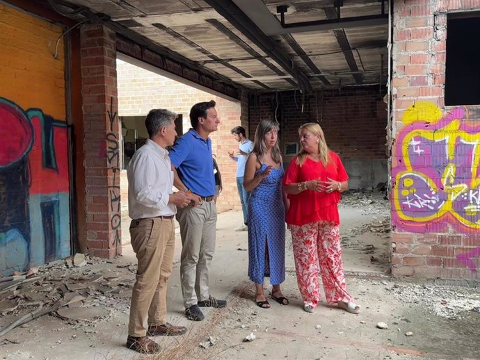 Archivo - La presidenta de Adacea, María Muñoz (2d), visita el inmueble donde se construirá el nuevo centro, junto a responsables municipales y autonómicos.