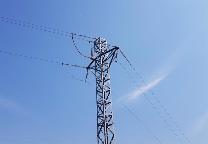 Archivo - Una torre eléctrica de Endesa