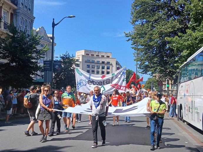 Manifestación de Sare en las fiestas de Bilbao con el lema 'Etxera'