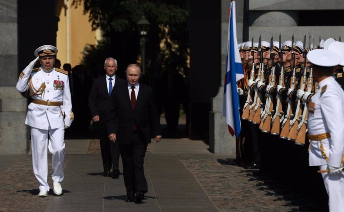 El presidente de Rusia, Vladimir Putin, participa en un desfile en San Petersburgo