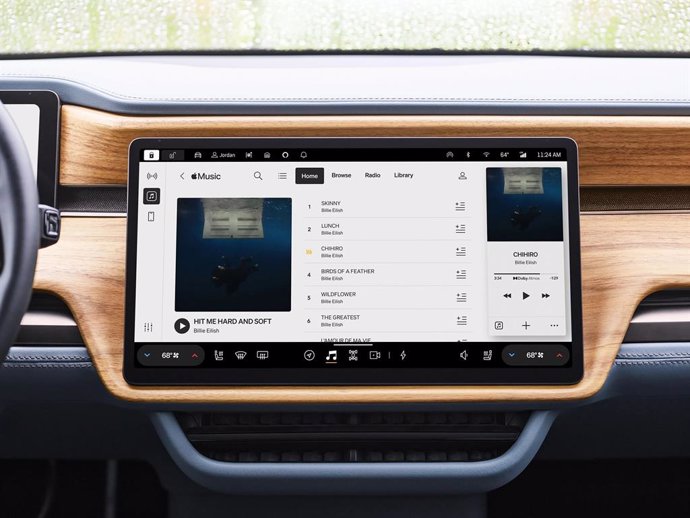 Rivian introduce junto con Apple el audio espacial inmersivo con experiencia Dolby Atmos para vehículos.