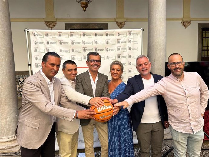 El concejal de Turismo de Granada, Juan Ramón Ferreira (3i), en la presentación del primer "partido en la calle", organizado por el Covirán de baloncesto