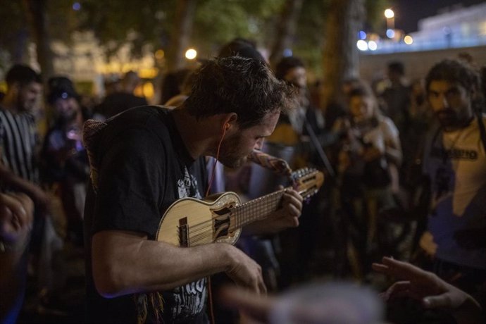 Archivo - Un músico en el parque de la Espanya Industrial, durante la primera noche de las Fiestas de Sants, a 25 de agosto de 2021, en Barcelona, Cataluña (España). 