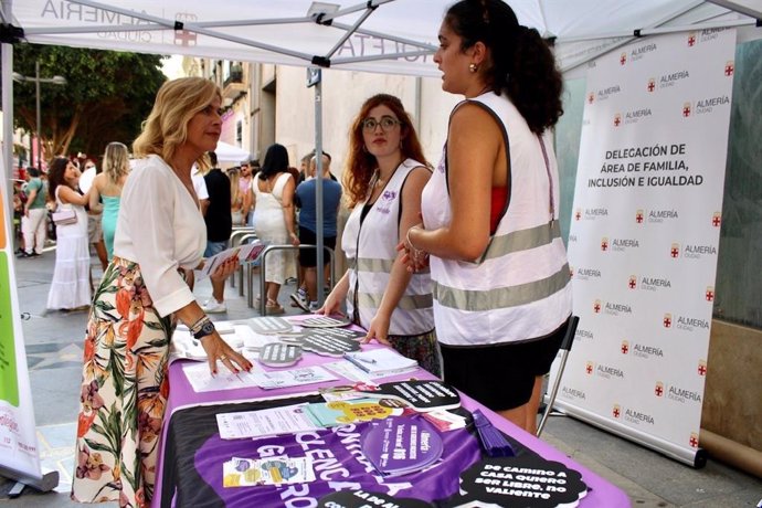 La concejala Paola Layrez en su visita al Punto Violeta de la Feria de Almería.