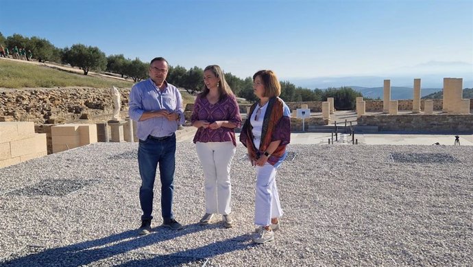 Archivo - María Jesús Serrano (centro), en una visita al templo romano del conjunto arqueológico de Torreparedones.