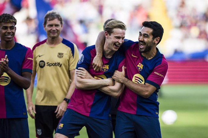 Ilkay Gündogan bromea con Frenkie de Jong durante el Trofeo Joan Gamper