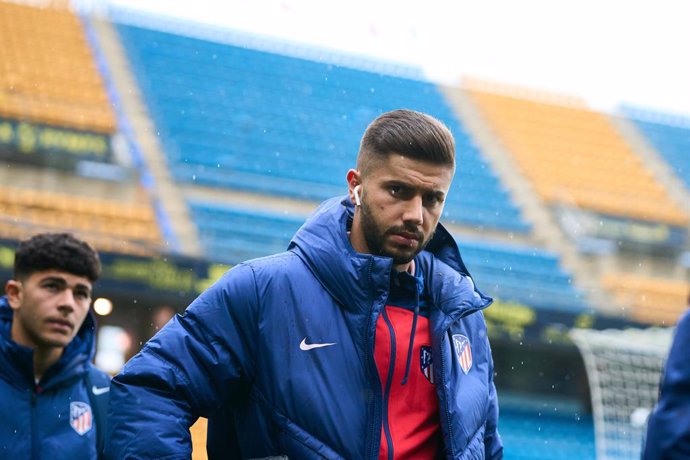 Archivo - Horatiu Moldovan of Atletico de Madrid looks on before the Spanish league, La Liga EA Sports, football match played between Cadiz CF and Atletico de Madrid at Nuevo Mirandilla stadium on March 9, 2024, in Cadiz, Spain.