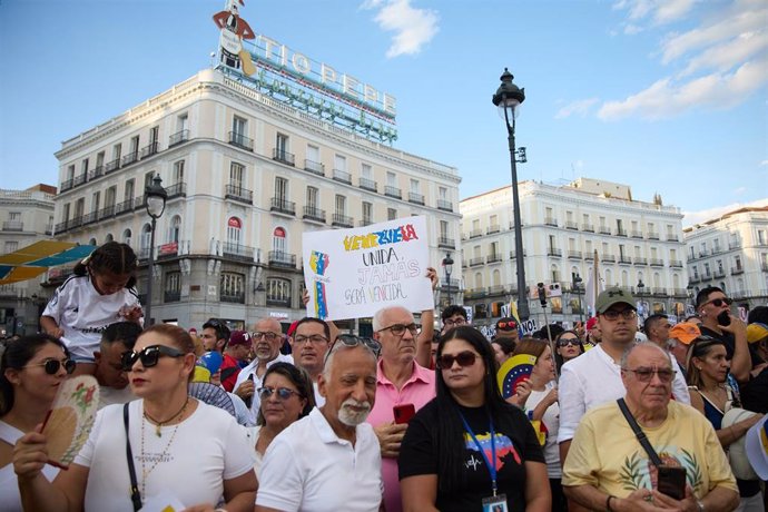 Decenas de personas durante una nueva protesta contra el Gobierno venezolano de Nicolás Maduro, en la Puerta del Sol, Madrid