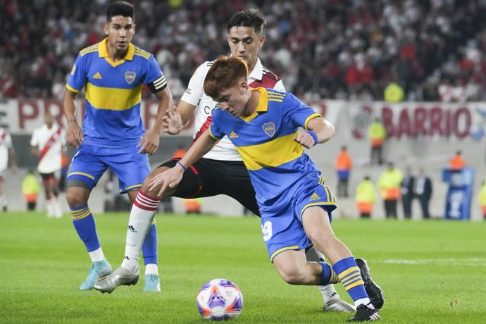 Archivo - 07 May 2023, Argentina, Buenos Aires: River Plate's Pablo Solari (C) and Boca Juniors' Valentin Barco battle for the ball during the Argentnian Primera Division soccer match between River Plate and Boca Juniors at the Mas Monumental Stadium. Pho
