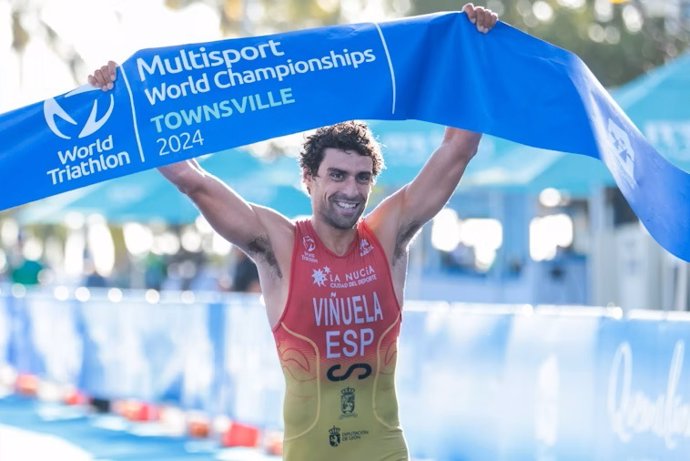 El español Kevin Tarek Viñales celebra su oro mundial en acuatlón