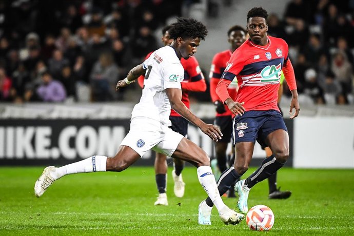 Archivo - Jackson POROZO of ESTAC Troyes and Mohamed BAYO of Lille during the French Cup, round of 64 football match between LOSC Lille and ESTAC Troyes on January 8, 2023 at Pierre Mauroy stadium in Villeneuve-d'Ascq, France - Photo Matthieu Mirville / D
