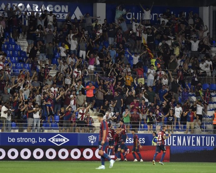 Los jugadores de la SD Huesca celebran uno de sus goles ante el Deportivo de La Coruña en LaLiga Hypermotion 24-25