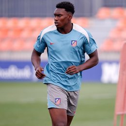 El delantero hispano-nigeriano Samu Omorodion en un entrenamiento con el Atlético de Madrid