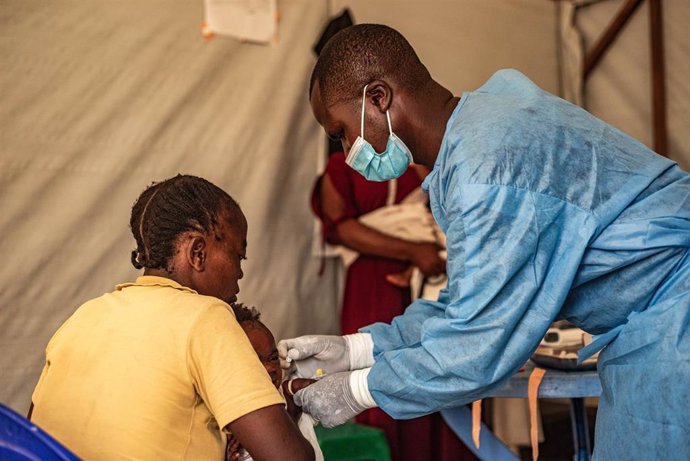 Un niño contagiado de mpox recibe tratamiento en un hospital de Nyiragongo, cerca de Goma, provincia de Kivu Norte, en el este de la República Democrática del Congo (RDC)