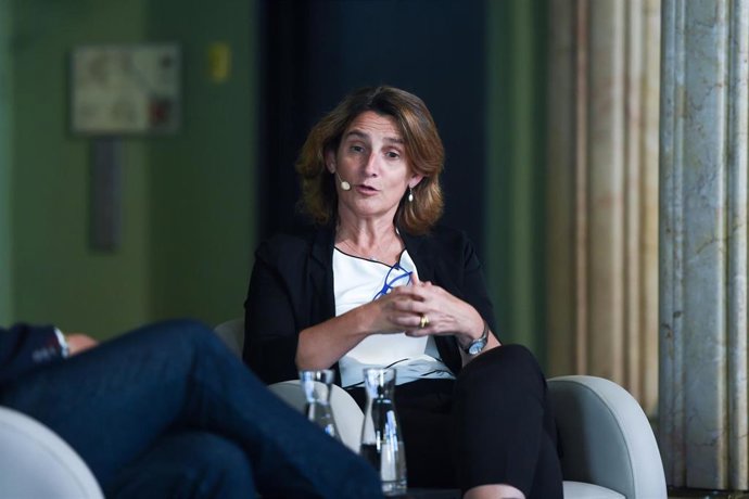 Archivo - La vicepresidenta tercera y ministra para la Transición Ecológica y el Reto Demográfico, Teresa Ribera, durante la inauguración del refugio climático del Círculo de Bellas Artes, a 17 de julio de 2024, en Madrid (España). En el marco del refug