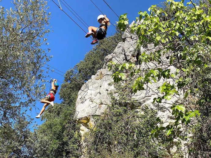 Actividades deportivas al aire libre para menores.