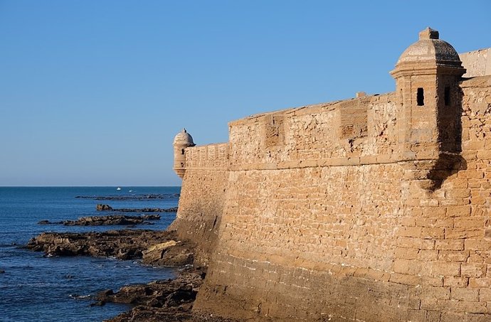 Archivo - Castillo de San Sebastián, en Cádiz.