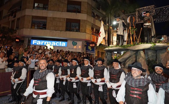 Unas 18.000 personas desfilan en la entrada de Moros y Cristianos "más multitudinaria" de Ontinyent (Valencia)