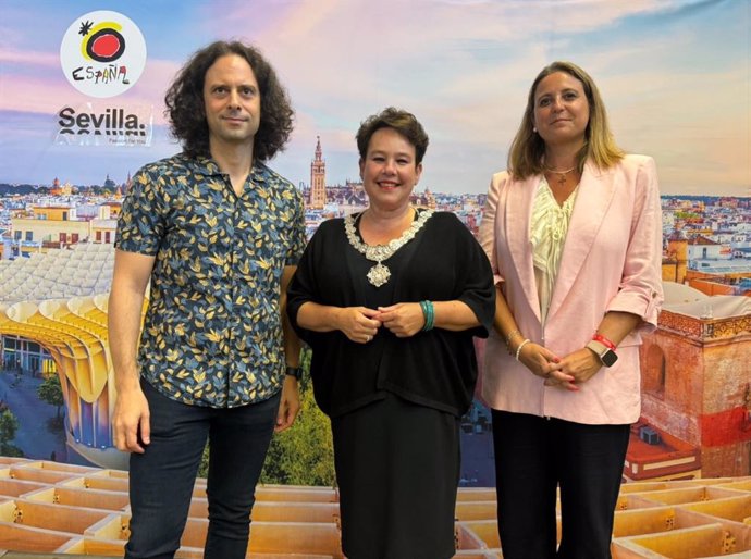 La delegada de Cultura y Turismo del Ayuntamiento de Sevilla, Angie Moreno, tercera por la izquierda de la imagen, en el Utrecht Oude Muziek.