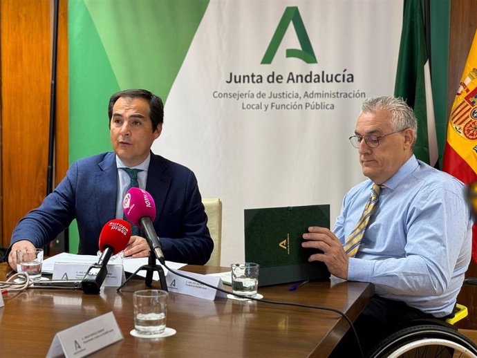 El consejero de Justicia, José Antonio Nieto, primero por la izquierda, en la firma del convenio con Cocemfe Sevilla.