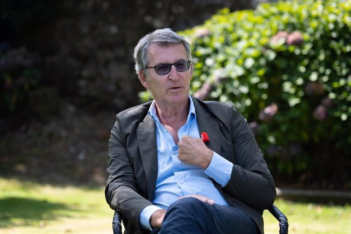 El líder del PP, Alberto Núñez Feijóo, durante una entrevista con Europa Press en Santiago de Compostela. Acude con gafas oscuras tras su operación de desprendimiento de retina este verano.