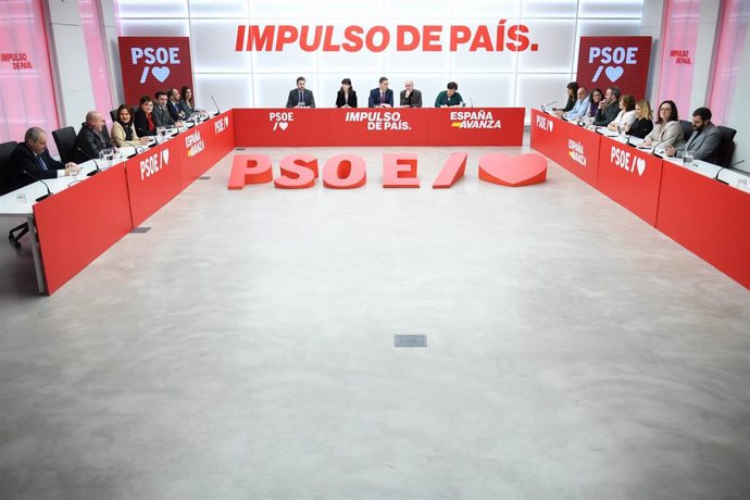 Archivo - (Centro) La ministra de Igualdad, Ana Redondo (2i); el presidente del Gobierno, Pedro Sánchez (3d), y el secretario general de CCOO, Unai Sordo (2d), durante una reunión de la Comisión Ejecutiva Federal del PSOE, en la sede del partido en la cal