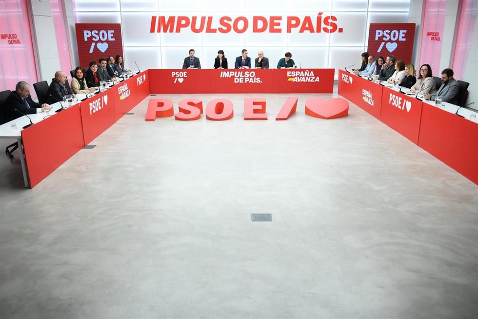 Archivo - (Centro) La ministra de Igualdad, Ana Redondo (2i); el presidente del Gobierno, Pedro Sánchez (3d), y el secretario general de CCOO, Unai Sordo (2d), durante una reunión de la Comisión Ejecutiva Federal del PSOE, en la sede del partido en la c