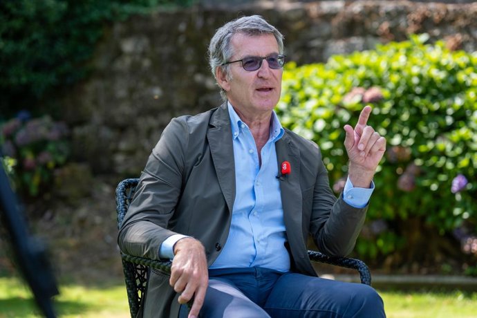 El líder del PP, Alberto Núñez Feijóo, durante una entrevista concedida a Europa Press en Santiago de Compostela. Acude con gafas oscuras tras su operación de desprendimiento de retina.