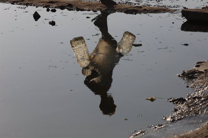 Un palestinojunto a aguas fecales en el campo de desplazados en Deir al Balá, en el centro de la Franja de Gaza