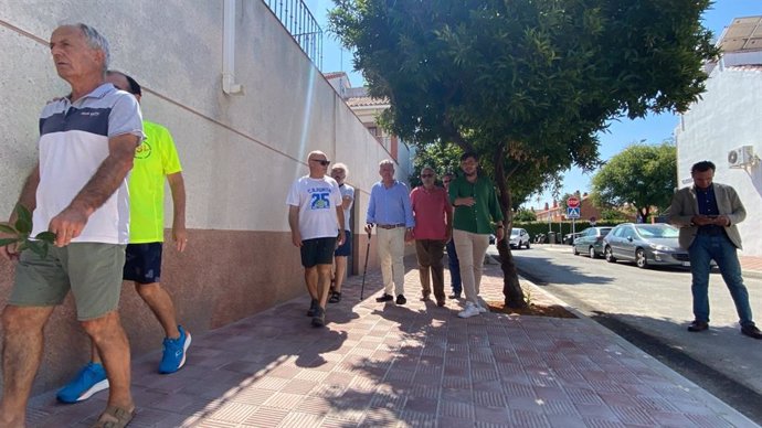 El alcalde de Sevilla, José Luis Sanz, con vecinos de la calle Espinela, en Sevilla Este, donde se ha renovado todo el pavimento.