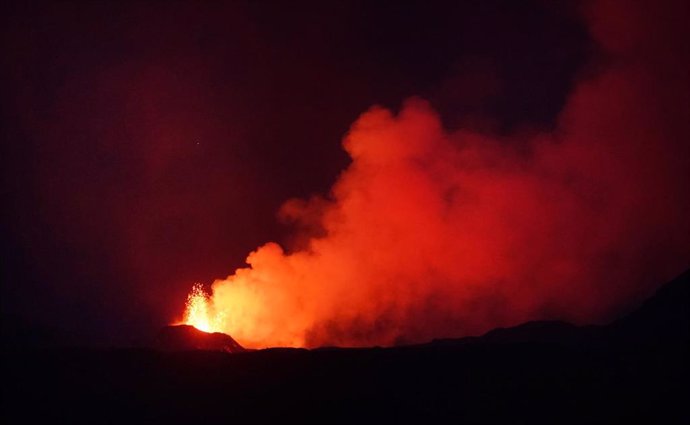 Archivo - Imagen de archivo de una erupción volcánica cerca de Grindavik (Islandia) 