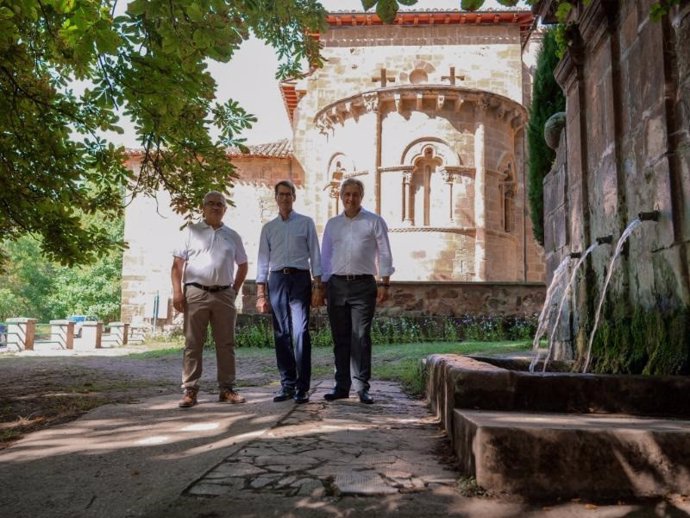 El presidente del Gobierno de La Rioja, Gonzalo Capellán, junto al consejero de Cultura, Turismo, Deporte y Juventud, José Luis Pérez Pastor, visitan la Iglesia de Nuestra Señora de Tres Fuentes, que celebra 800 años desde su consagración