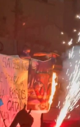 El PPCV denuncia la quema de una fotografía con la cara del 'president' de la Generalitat, Carlos Mazón, durante un acto de Arran en Barcelona