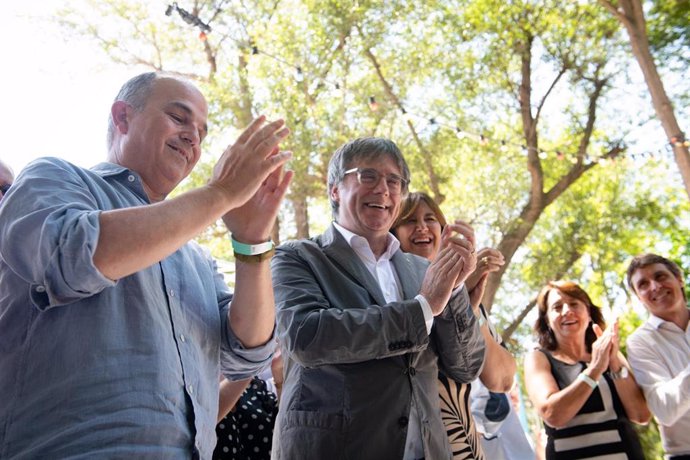 Archivo - El secretario general de Junts, Jordi Turull, el expresidente de la Generalitat, Carles Puigdemont, la presidenta de Junts, Laura Borràs, en el cuarto aniversario de la formación, a 27 de julio de 2024, en Amélie-les-Bains-Palalda (Francia)