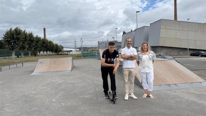 El alcalde, Ángel García y la concejala Infraestructuras Urbanas, Limpieza Viaria y Residuos Sólidos Urbanos, Sonia Lago, presentan el proyecto de renovación del parque de Skate de Lugones.