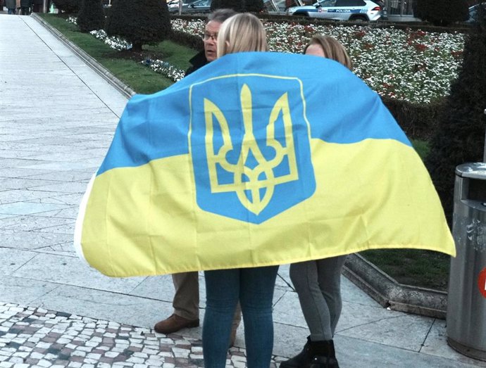 Jóvenes llevan una bandera de Ucrania